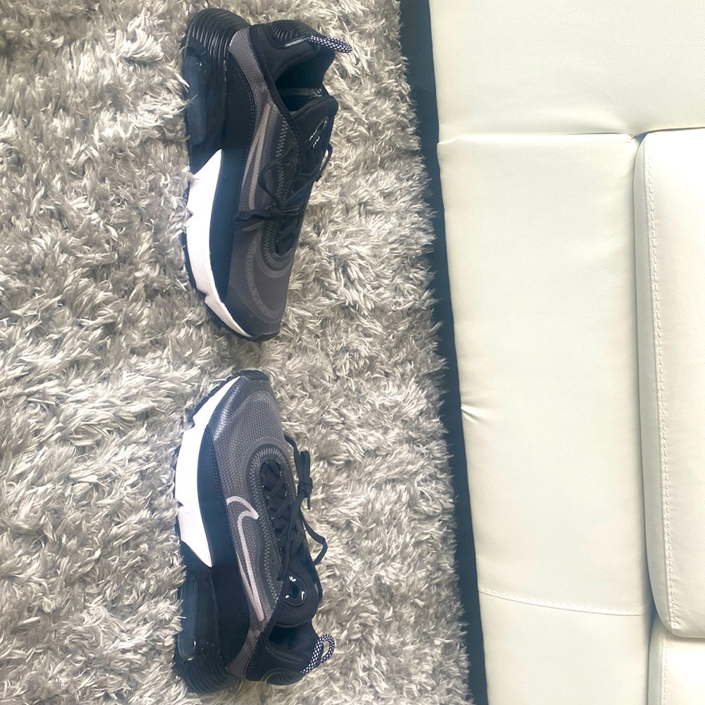 Women’s Nike sneakers